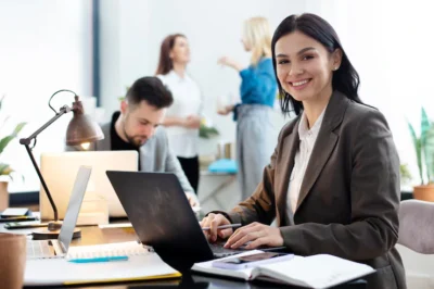 mulher-de-tiro-medio-trabalhando-no-laptop_23-2149300643 mulher-de-tiro-medio-trabalhando-no-laptop_23-2149300643
